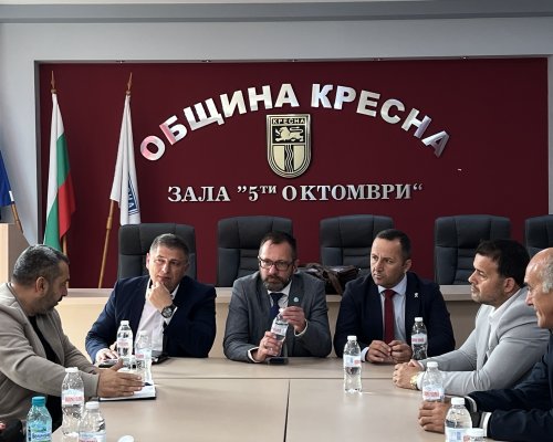 Обсъдиха няколко варианта за намаляване на задръстванията и подобряване на трафика в района на Кресна