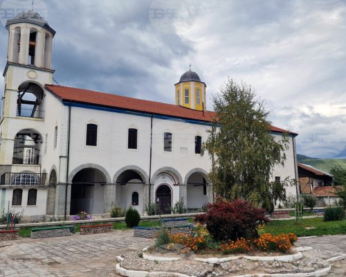 Църквата  Св. св. Кирил и Методий  в Якоруда е изработена изцяло от гранит, добит в местността ,,Копривлен”, разказа свещеник Данаил Голомехов