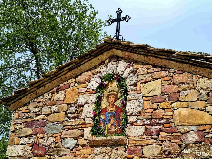Село Габрово чества храмовия празник на  Свети Георги  с литургия, курбан и музика