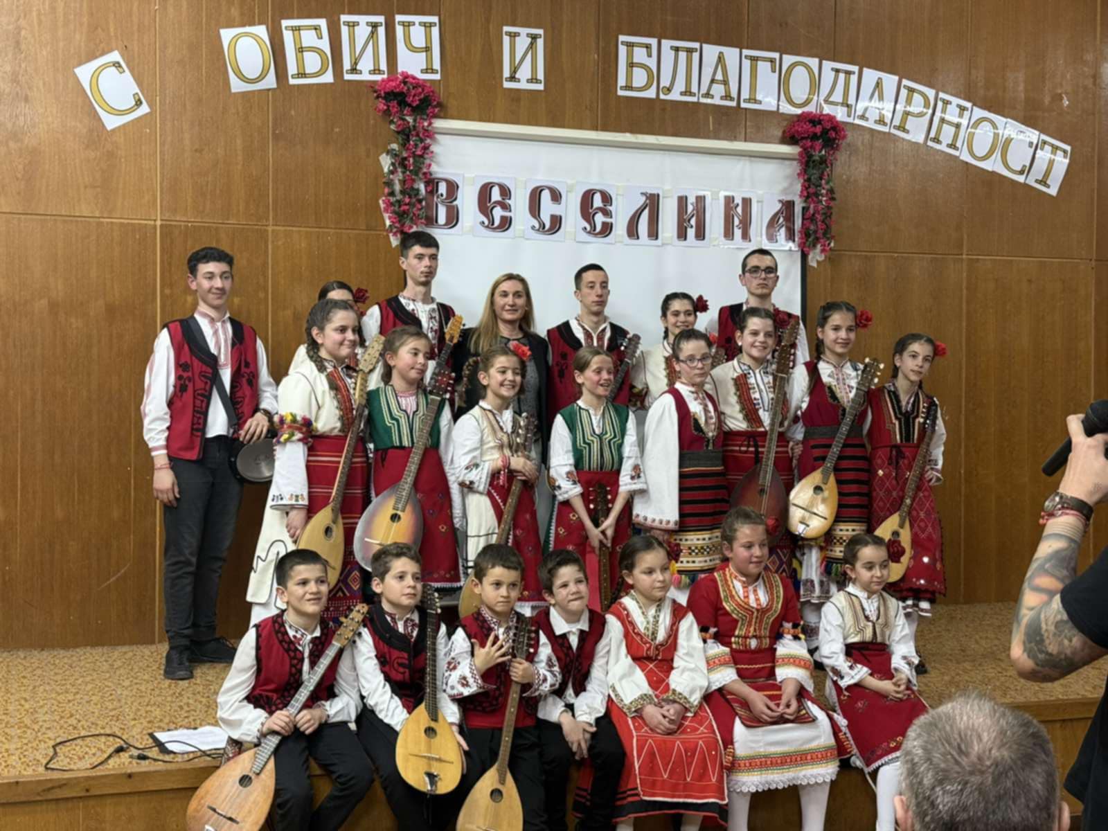 55 години вдъхновение и отдаденост: Преподавателят по тамбура г-жа Веселинка Боянова празнува юбилей 55 години вдъхновение и отдаденост: Преподавателят по тамбура г-жа Веселинка Боянова празнува юбилей