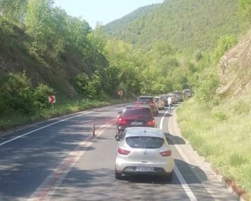 Огромно задръстване в Кресненското дефиле към Гърция, водачите се чудят каква е причината