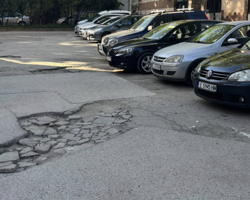 Лунен пейзаж: Граждани възмутени от състоянието на паркинг в Благоевград СНИМКИ