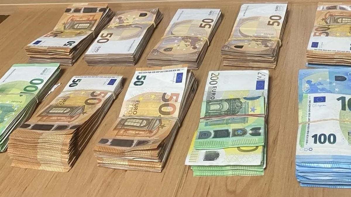 Митничари откриха недекларирана валута за близо 120 хил. лв. в легло на турски шофьор Митничари откриха недекларирана валута за близо 120 хил. лв. в легло на турски шофьор