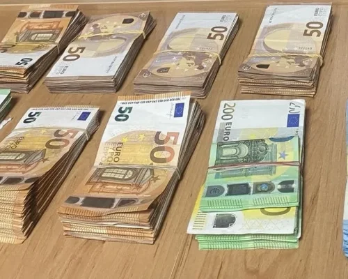 Митничари откриха недекларирана валута за близо 120 хил. лв. в легло на турски шофьор