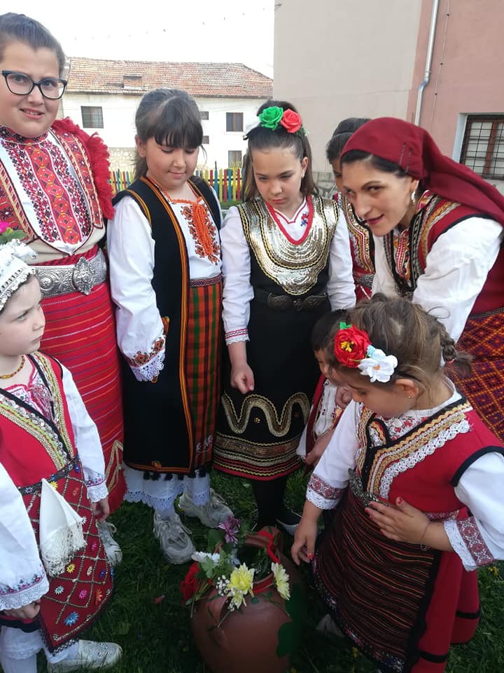 Гергьовден в община Разлог: Малки моми топят китки, курбан събира жителите на Бачево в м. Пресвета