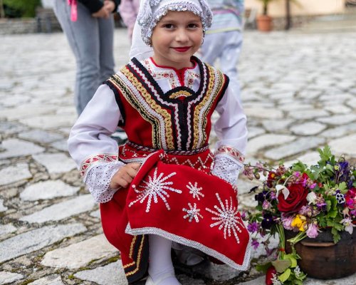 Гергьовден в община Разлог: Малки моми топят китки, курбан събира жителите на Бачево в м. Пресвета