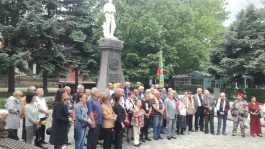 Над 150 кюстендилци опитаха войнишка боб чорба за Гергьовден Над 150 кюстендилци опитаха войнишка боб чорба за Гергьовден