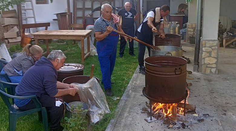 6 казана курбан раздадоха край храма на Преподобна Стойна в Златолист