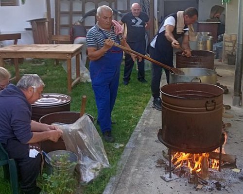 6 казана курбан раздадоха край храма на Преподобна Стойна в Златолист
