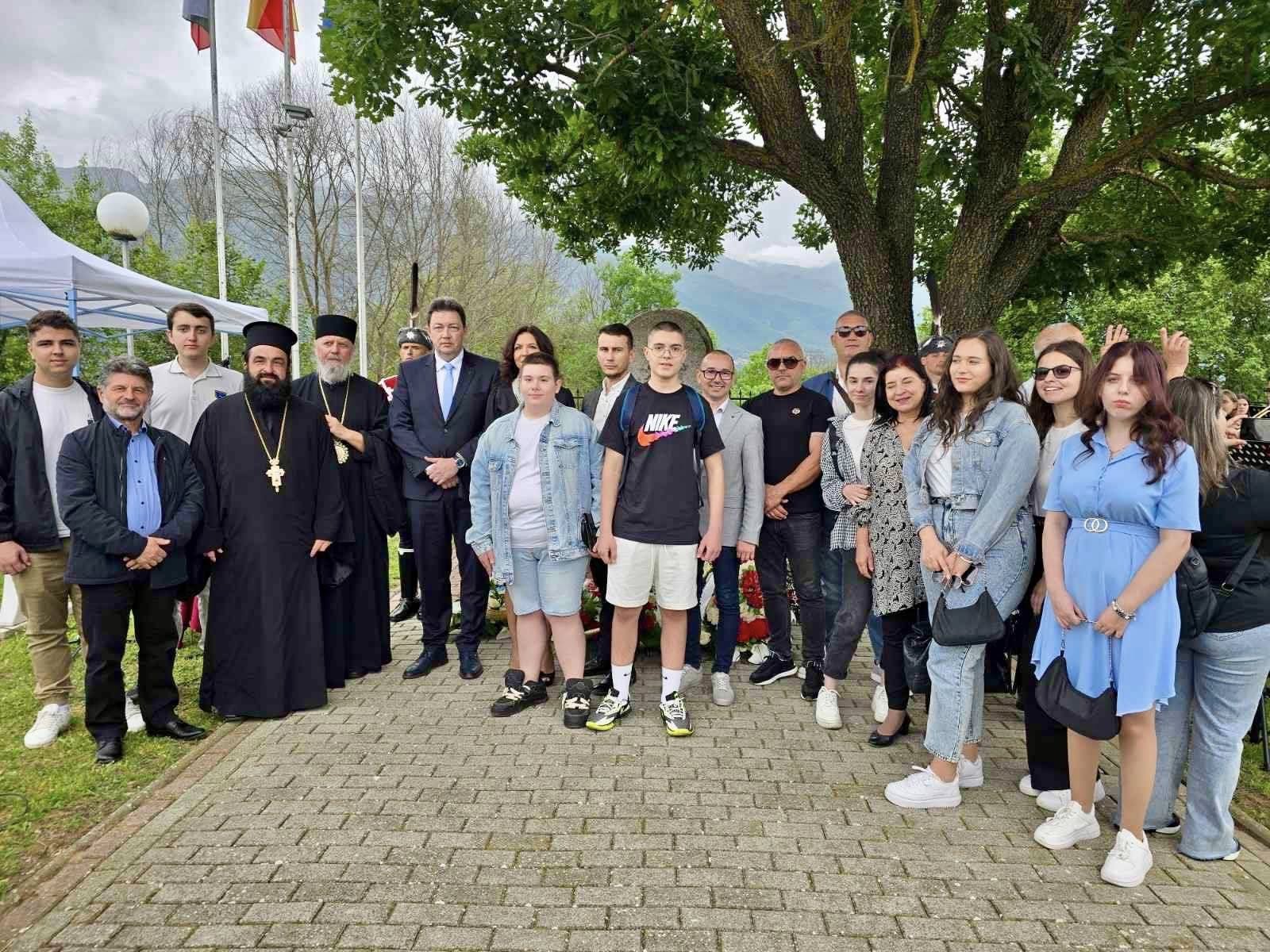 Кметът Димитър Бръчков и ученици от Петрич почетоха българските герои в Ново село