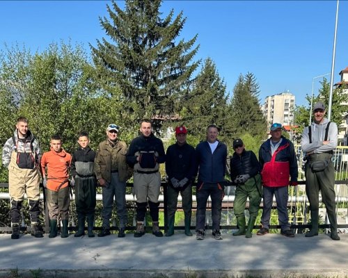 Доброволци и членове на Рибарско сдружение-Разлог почистиха Бела река