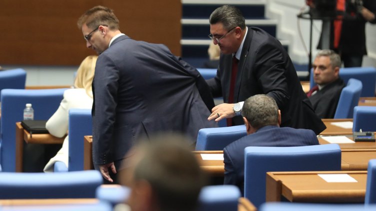 Парламентът отложи либерализацията на тока за бита Парламентът отложи либерализацията на тока за бита