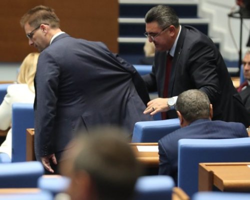 Парламентът отложи либерализацията на тока за бита