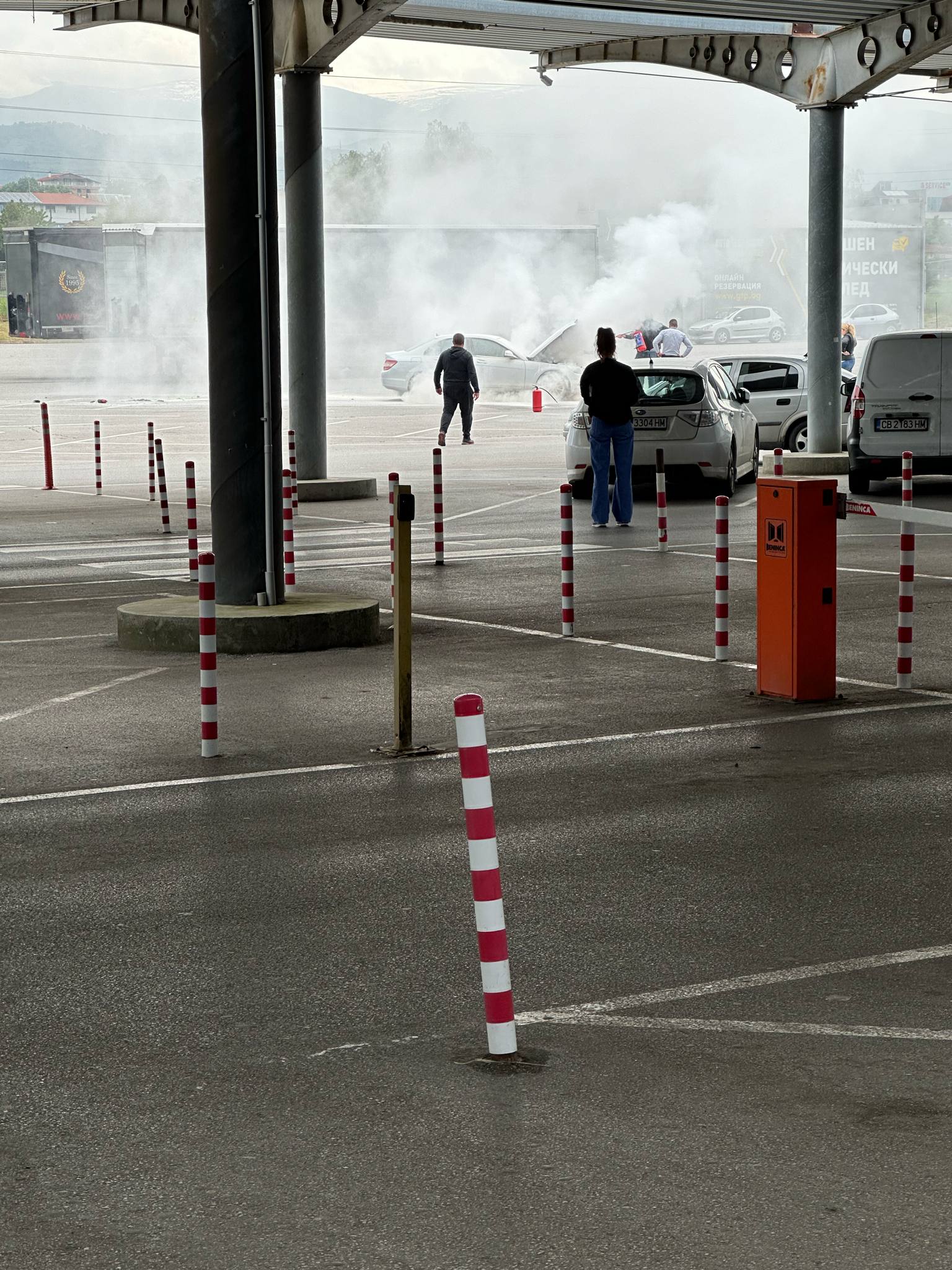 Мерцедес горя на паркинга на МЕТРО в Благоевград
