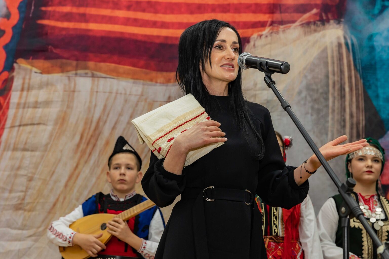Д-р Радка Божикова изнася първата лекция от програмата Училище за родители в Разлог
