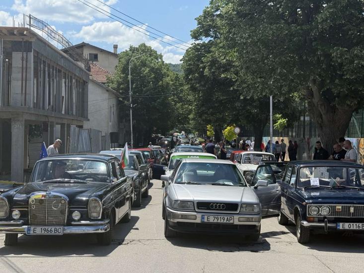 Около 200 автомобила от миналия век дефилираха на тазгодишния Ретро парад в Симитли