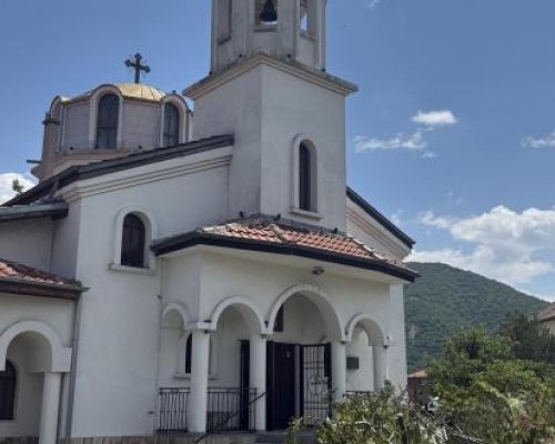 Със света литургия, празничен обяд и откриване на битов кът започна празникът на село Полето