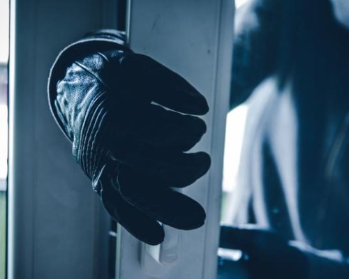 Маскирани откраднаха 40 телефона за 50 секунди от магазин в София