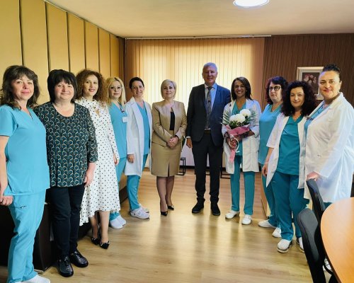 Подаръци и цветя-с признание към сестринството в Разлог