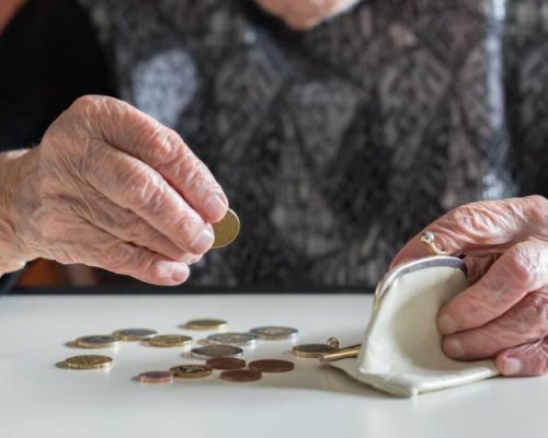 Запорираха пенсии и заплати на близо 50 хил. българи