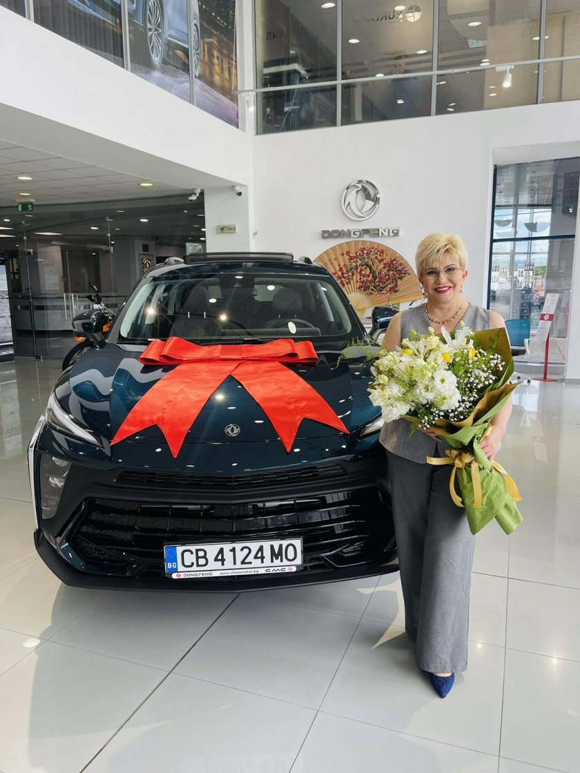 Николина Чакърдъкова и дъщеря й се уредиха с джипове Николина Чакърдъкова и дъщеря й се уредиха с джипове