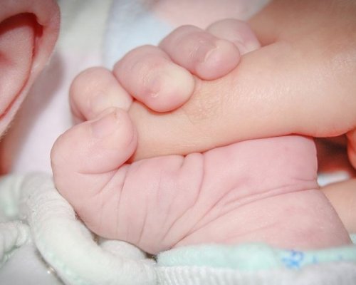 Екшън! Отвлякоха бебе от 17-годишната му майка