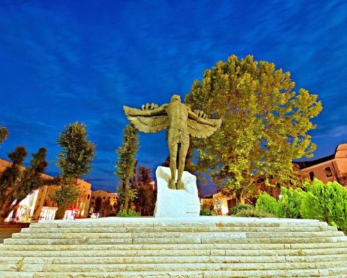 Уникална творба в България: Първият и единствен в света Паметник на Завистта (СНИМКИ)