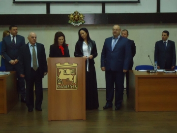 С едно минутно мълчание в памет на жертвите от атентатите в Париж започна първото редовно заседание на ОбС – Благоевград