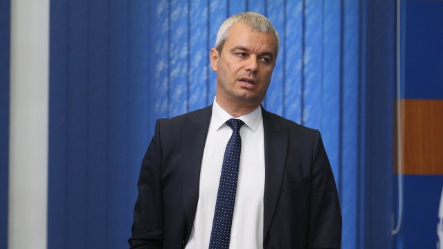 Костадин Костадинов призова Радев да пита КС за решението на Киселова Костадин Костадинов призова Радев да пита КС за решението на Киселова