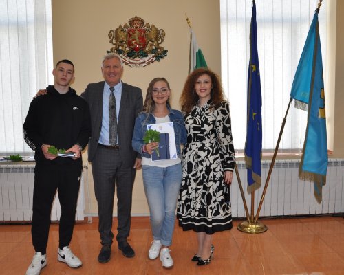 83 отличници от випуск 2025 получиха почетни грамоти и подаръци от кмета на Община Разлог инж. Красимир Герчев