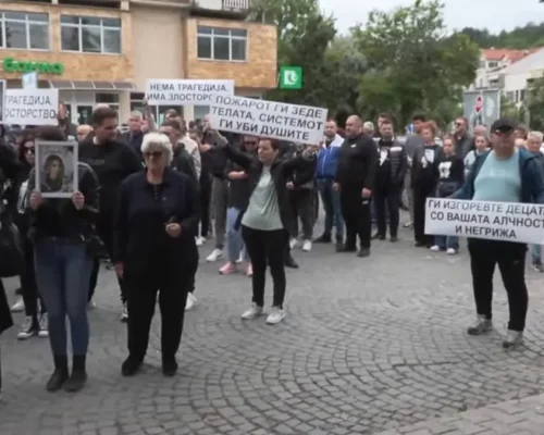 Черно шествие за загиналите деца в Кочани