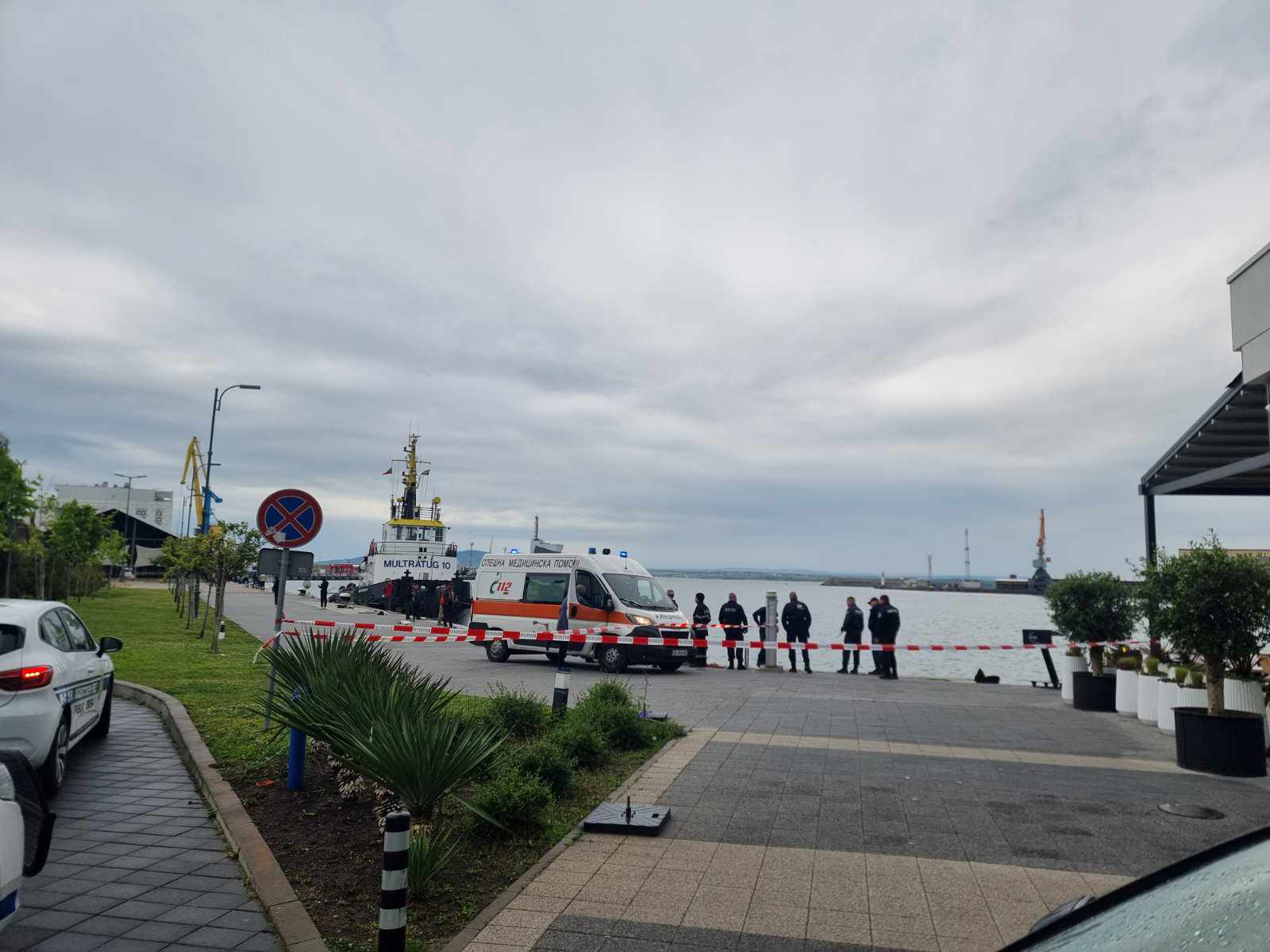УЖАСЯВАЩА НАХОДКА: Откриха труп на мъж във водата край Морска гара в Бургас!