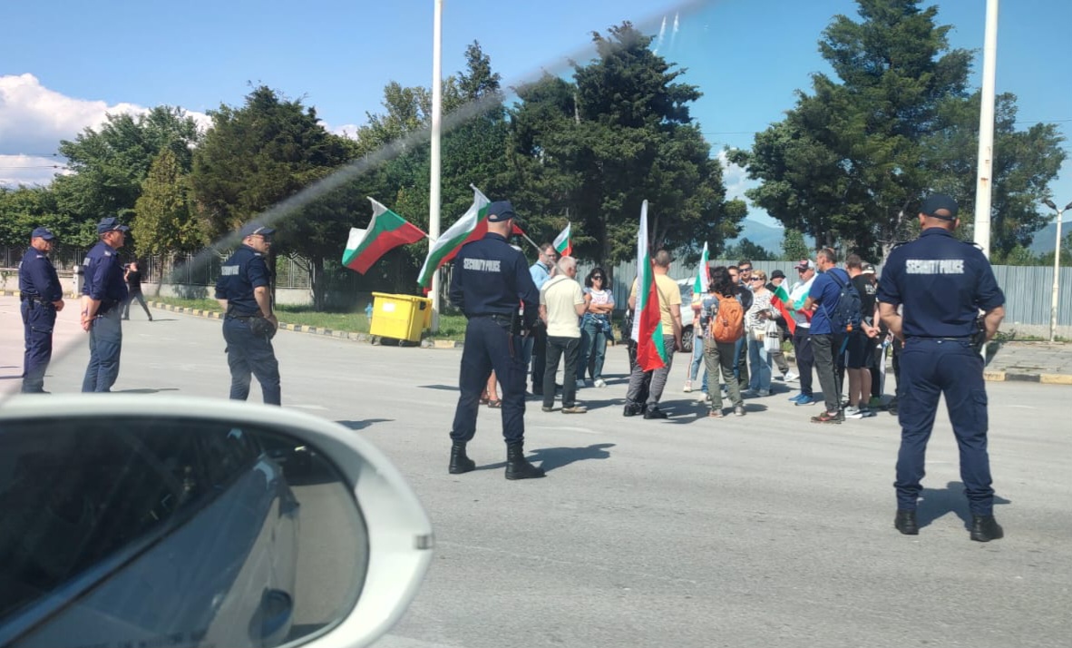 Протестиращи в подкрепа на българския лев затвориха временно възлови кръстовища в страната