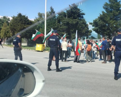 Протестиращи в подкрепа на българския лев затвориха временно възлови кръстовища в страната