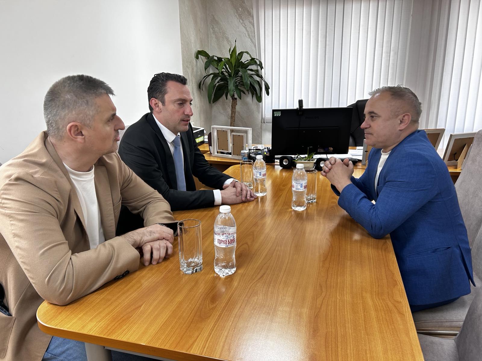 Министърът на младежта и спорта Иван Пешев посети училището и стадиона в село Катунци община Сандански