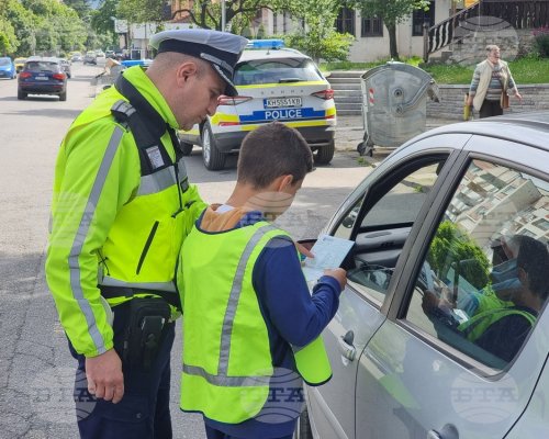 Четвъртокласници влязоха в ролята на пътни полицаи в Кюстендил