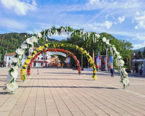 Дефиле на абитуриенти в Кюстендил