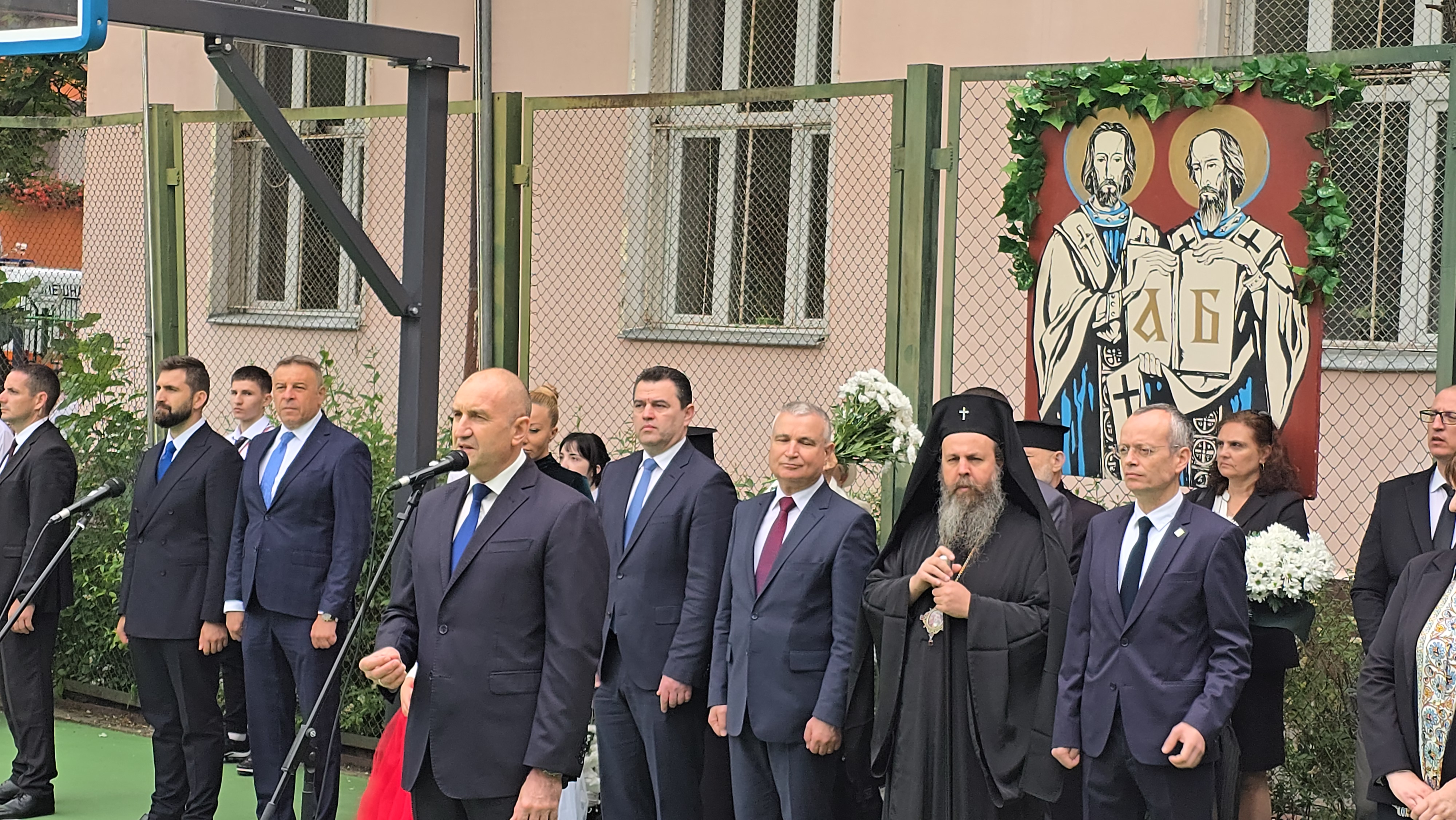 Президентът Румен Радев посети Националната хуманитарна гимназия  Св. св. Кирил и Методий  в Благоевград по повод 24-май и 145-годишнината на училището
