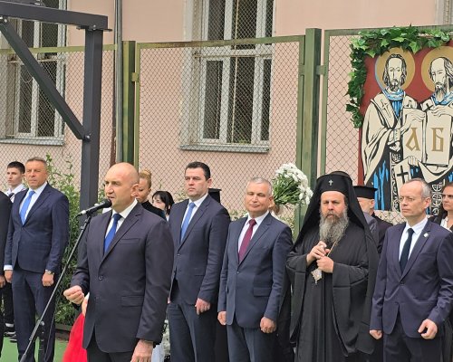 Президентът Румен Радев посети Националната хуманитарна гимназия  Св. св. Кирил и Методий  в Благоевград по повод 24-май и 145-годишнината на училището