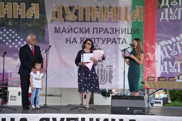 В Дупница награждават заслужили ученици и педагози