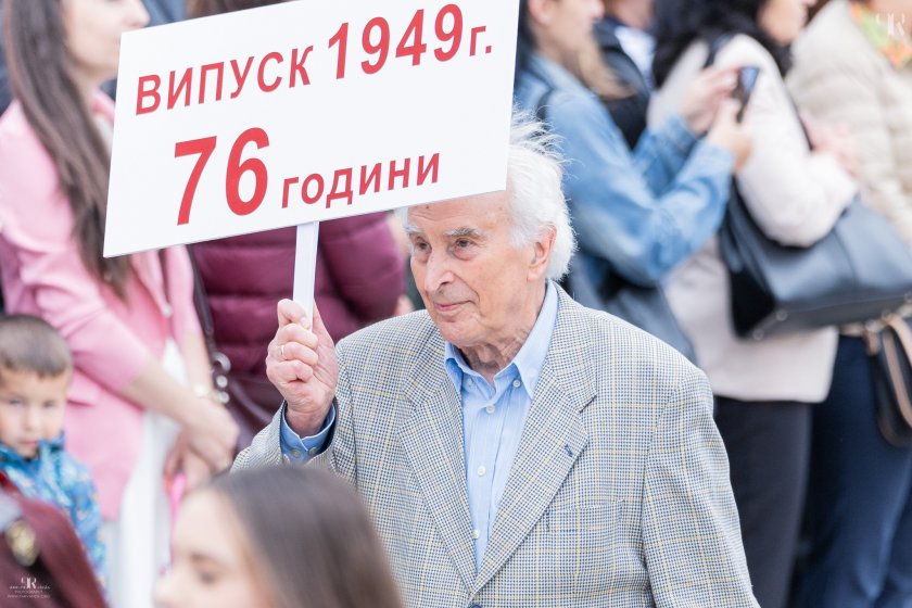 Възрастен мъж манифестира по улиците на Габрово , просълзи хиляди Възрастен мъж манифестира по улиците на Габрово , просълзи хиляди