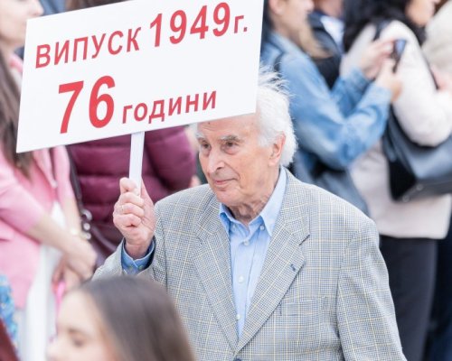 Възрастен мъж манифестира по улиците на Габрово , просълзи хиляди