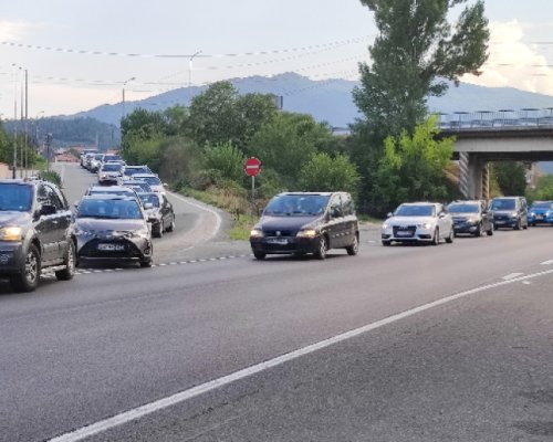 Голямото прибиране започна: Интензивен трафик по пътищата в страната
