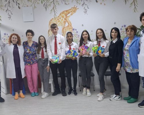 Подаръци за малките пациенти в МБАЛ Иван Скендеров от учениците в НПГ в Гоце Делчев
