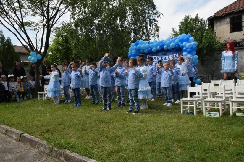Малките абитуриенти от група  Мечета  в ДГ Радост Симитли казаха ЧАО на детската градина