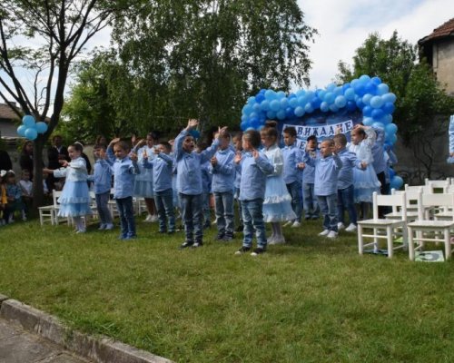 Малките абитуриенти от група  Мечета  в ДГ Радост Симитли казаха ЧАО на детската градина