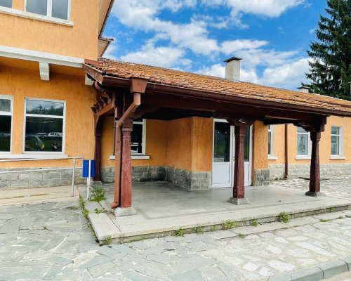 Нова автобусна спирка на ЖП гарата в Разлог