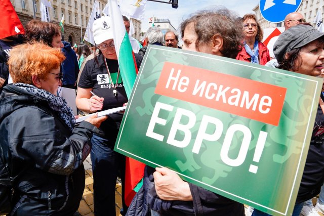 В над 100 града казват не на еврото В над 100 града казват не на еврото