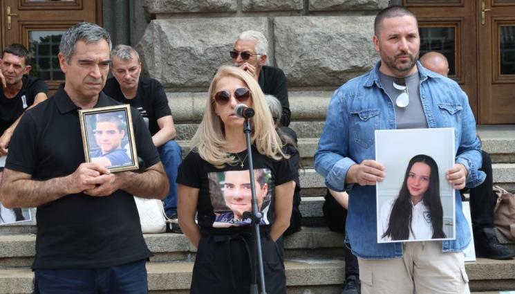 Родители се събраха на бдение в центъра на София, в памет на децата, загинали на пътя