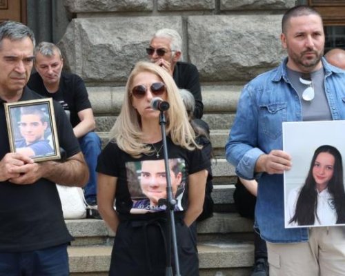 Родители се събраха на бдение в центъра на София, в памет на децата, загинали на пътя